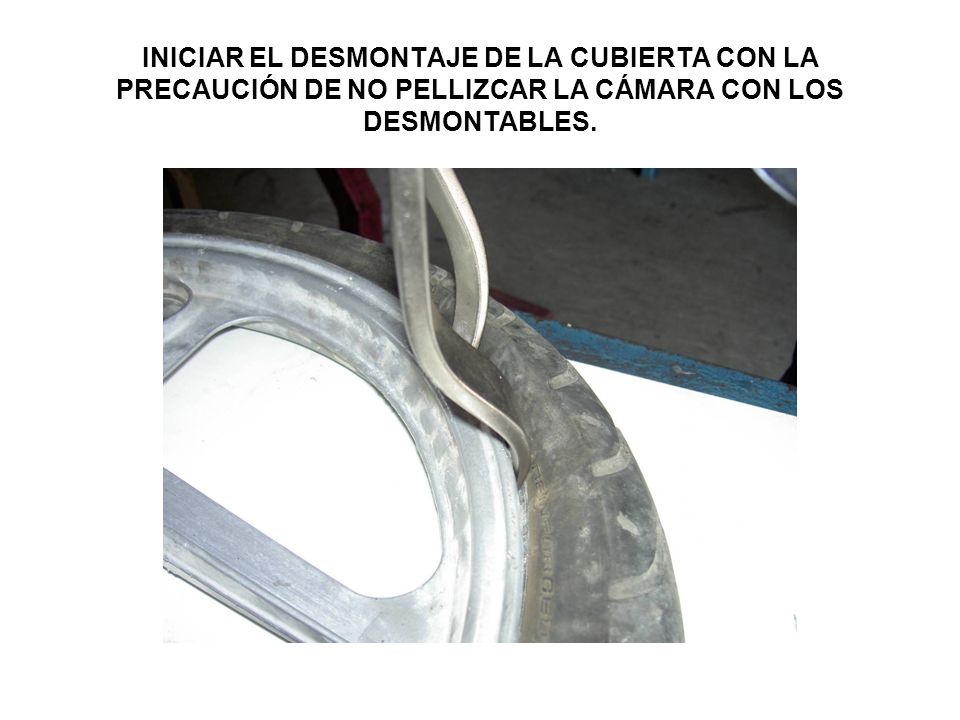 INICIAR EL DESMONTAJE DE LA CUBIERTA CON LA PRECAUCIÓN DE NO PELLIZCAR LA CÁMARA CON LOS DESMONTABLES.