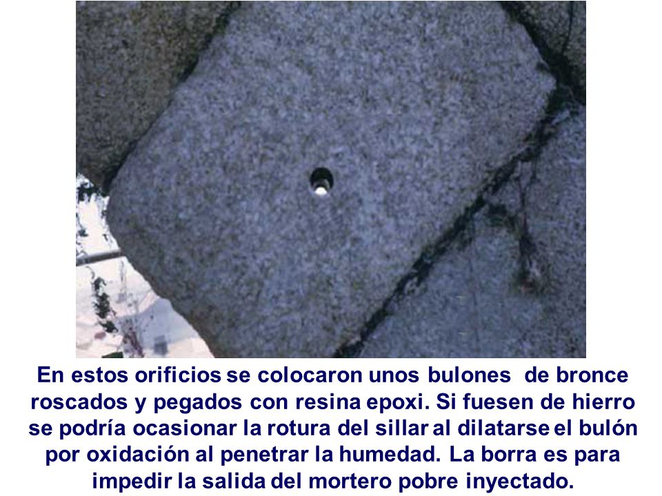 En estos orificios se colocaron unos bulones de bronce roscados y pegados con resina epoxi.