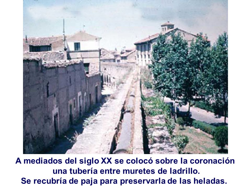 A mediados del siglo XX se colocó sobre la coronación