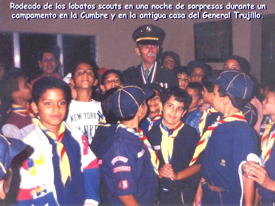 Rodeado de los lobatos scouts en una noche de sorpresas durante un campamento en la Cumbre y en la antigua casa del General Trujillo.