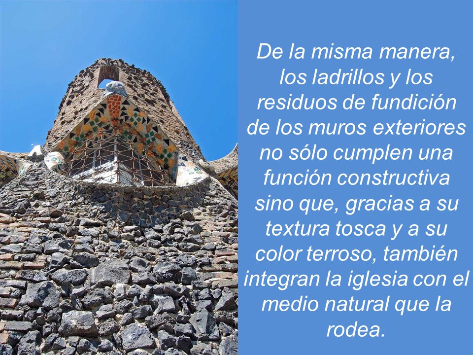 De la misma manera, los ladrillos y los residuos de fundición de los muros exteriores no sólo cumplen una función constructiva sino que, gracias a su textura tosca y a su color terroso, también integran la iglesia con el medio natural que la rodea.