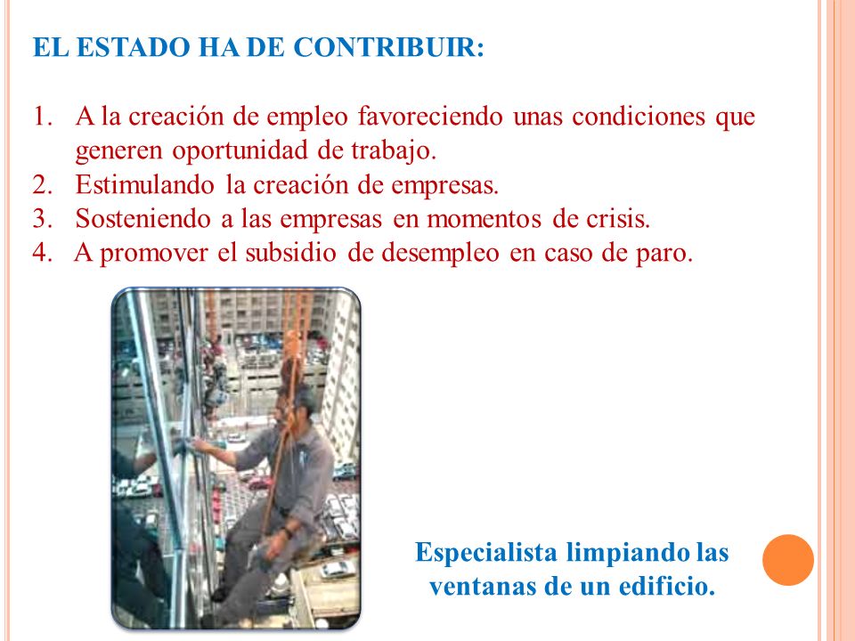 Especialista limpiando las ventanas de un edificio.