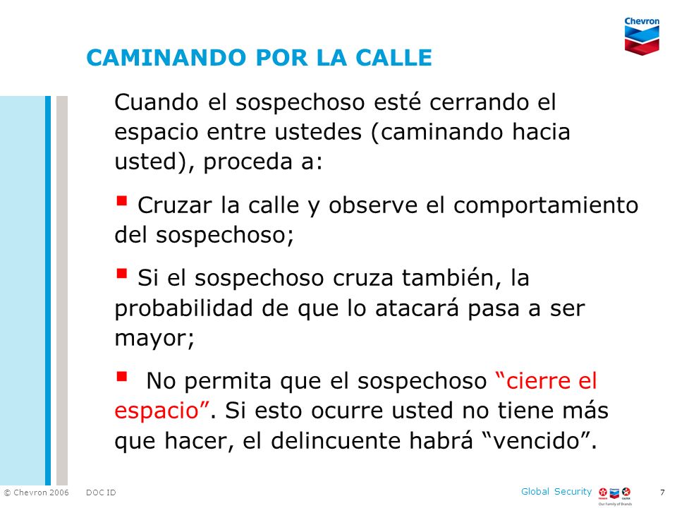 CAMINANDO POR LA CALLE Cuando el sospechoso esté cerrando el espacio entre ustedes (caminando hacia usted), proceda a: