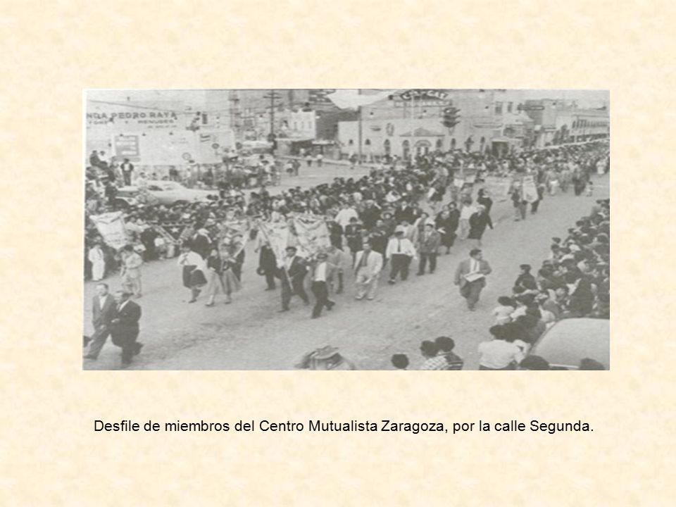 Desfile de miembros del Centro Mutualista Zaragoza, por la calle Segunda.