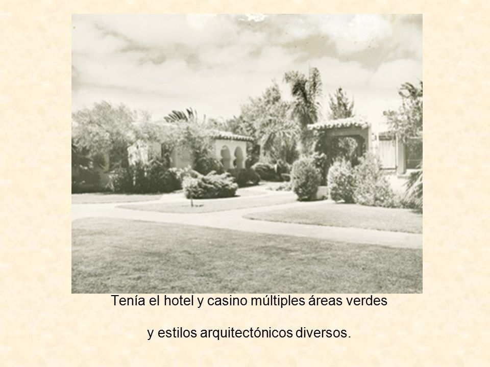 Tenía el hotel y casino múltiples áreas verdes y estilos arquitectónicos diversos.