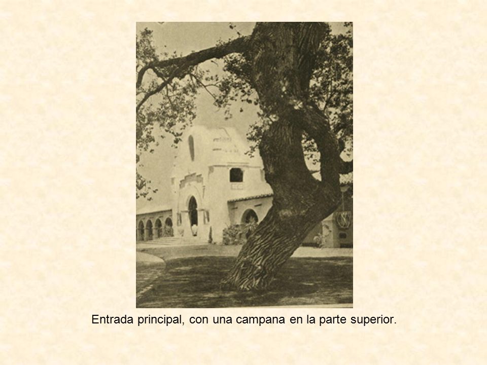 Entrada principal, con una campana en la parte superior.