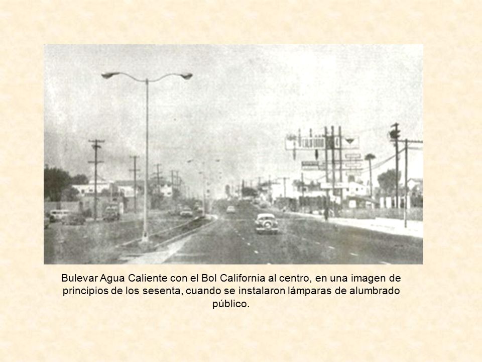 Bulevar Agua Caliente con el Bol California al centro, en una imagen de principios de los sesenta, cuando se instalaron lámparas de alumbrado público.