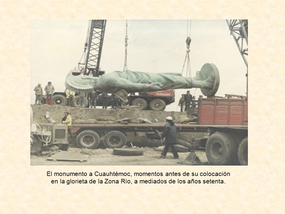 El monumento a Cuauhtémoc, momentos antes de su colocación en la glorieta de la Zona Río, a mediados de los años setenta.