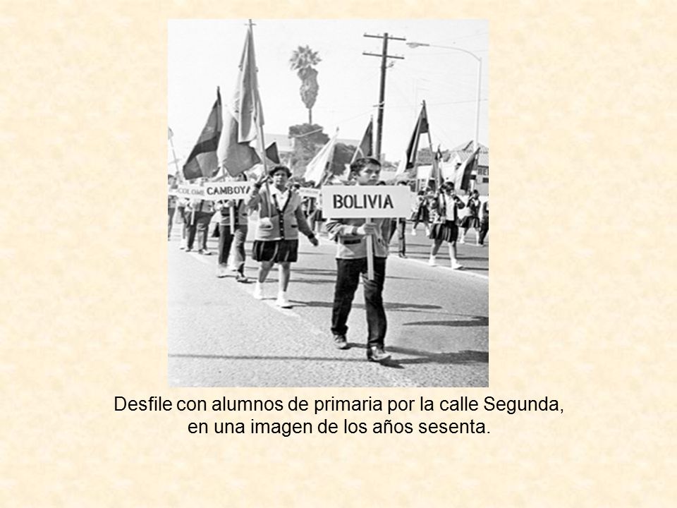 Desfile con alumnos de primaria por la calle Segunda, en una imagen de los años sesenta.