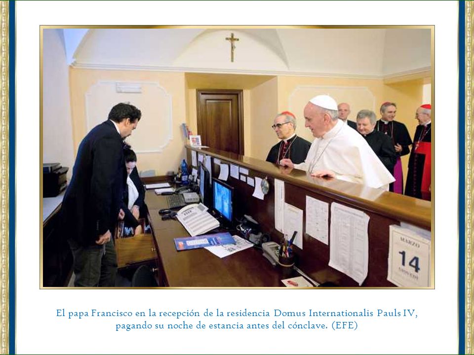 El papa Francisco en la recepción de la residencia Domus Internationalis Pauls IV, pagando su noche de estancia antes del cónclave.
