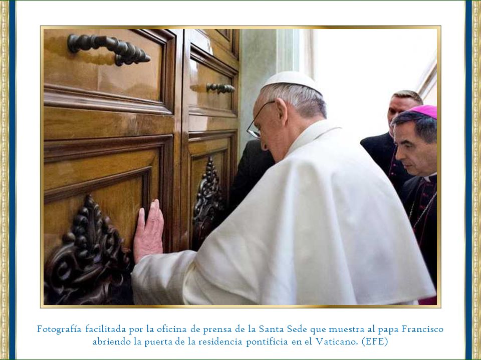 Fotografía facilitada por la oficina de prensa de la Santa Sede que muestra al papa Francisco abriendo la puerta de la residencia pontificia en el Vaticano.