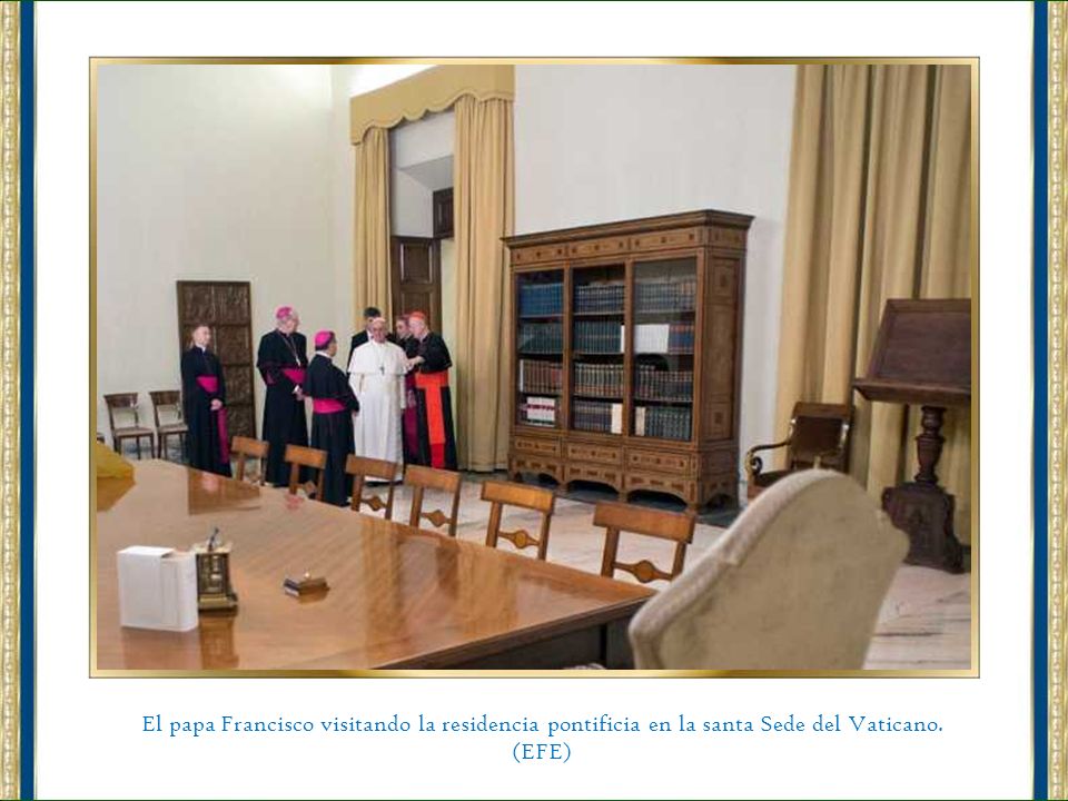 El papa Francisco visitando la residencia pontificia en la santa Sede del Vaticano.