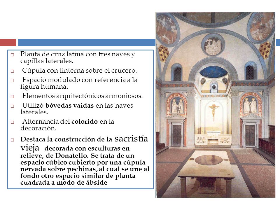 Planta de cruz latina con tres naves y capillas laterales.
