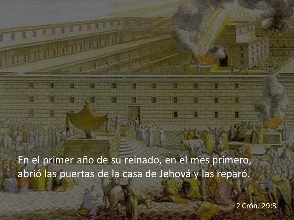 En el primer año de su reinado, en el mes primero, abrió las puertas de la casa de Jehová y las reparó.