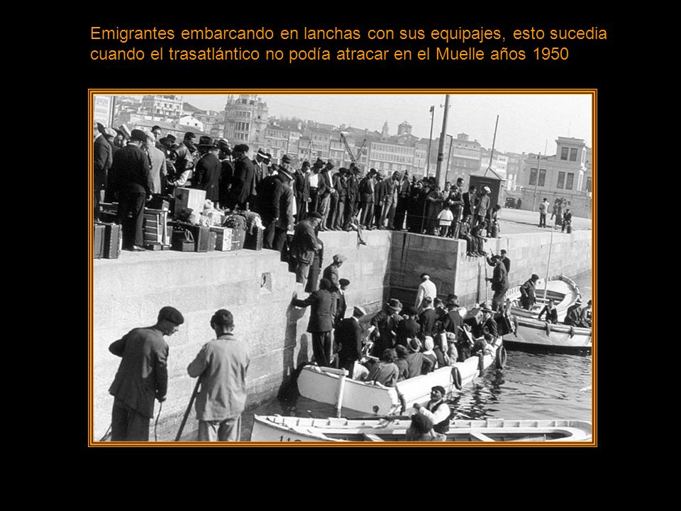 Emigrantes embarcando en lanchas con sus equipajes, esto sucedia cuando el trasatlántico no podía atracar en el Muelle años 1950