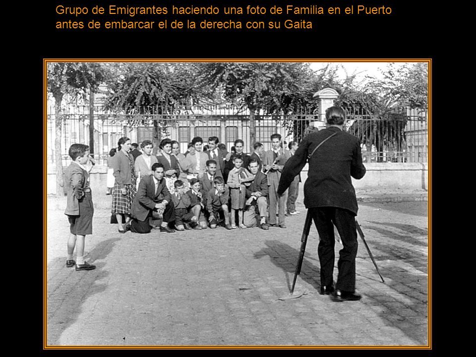 Grupo de Emigrantes haciendo una foto de Familia en el Puerto antes de embarcar el de la derecha con su Gaita