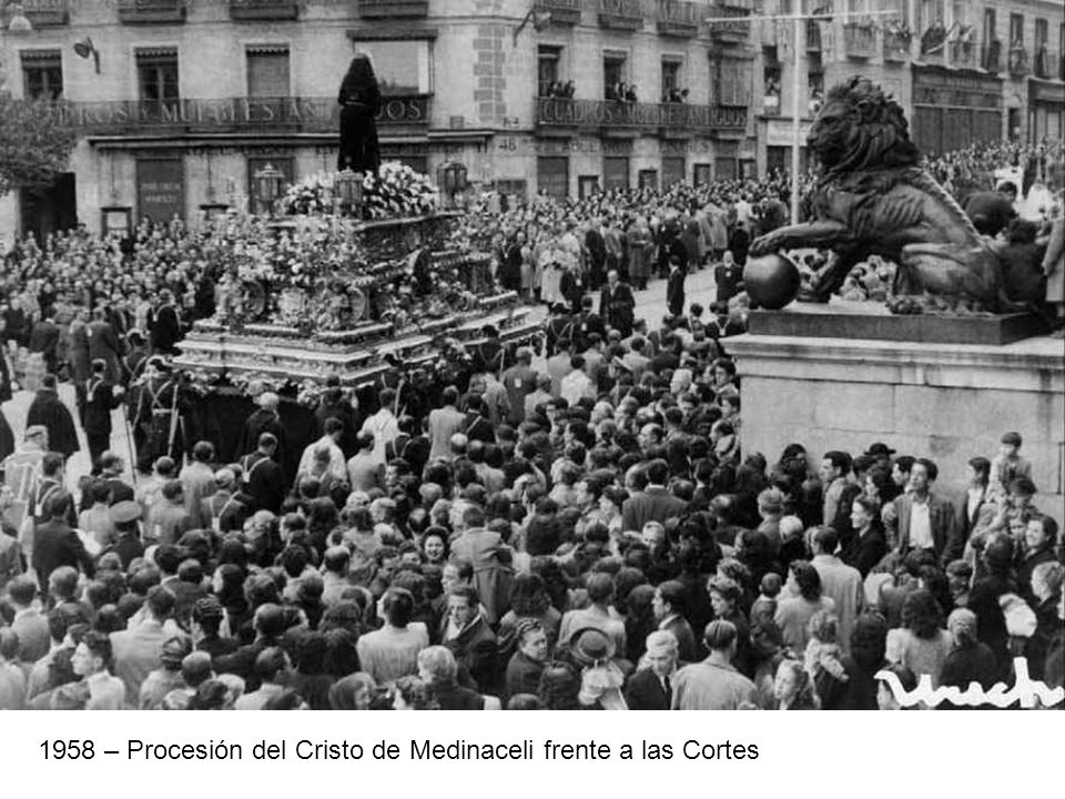 1958 – Procesión del Cristo de Medinaceli frente a las Cortes