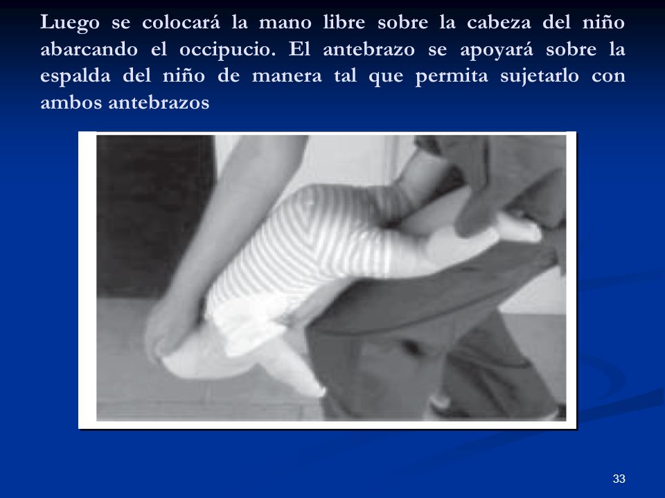 Luego se colocará la mano libre sobre la cabeza del niño abarcando el occipucio.