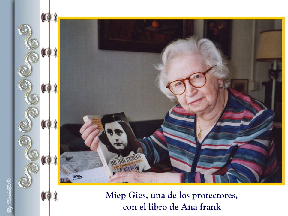 Miep Gies, una de los protectores, con el libro de Ana frank