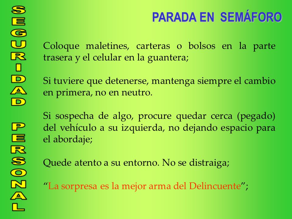 PARADA EN SEMÁFORO Coloque maletines, carteras o bolsos en la parte trasera y el celular en la guantera;