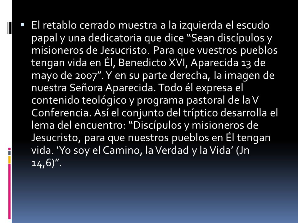 El retablo cerrado muestra a la izquierda el escudo papal y una dedicatoria que dice Sean discípulos y misioneros de Jesucristo.