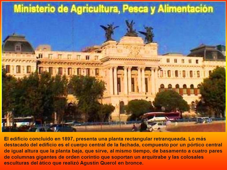El edificio concluido en 1897, presenta una planta rectangular retranqueada.