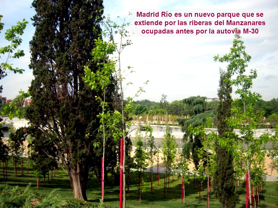 Madrid Río es un nuevo parque que se extiende por las riberas del Manzanares ocupadas antes por la autovía M-30