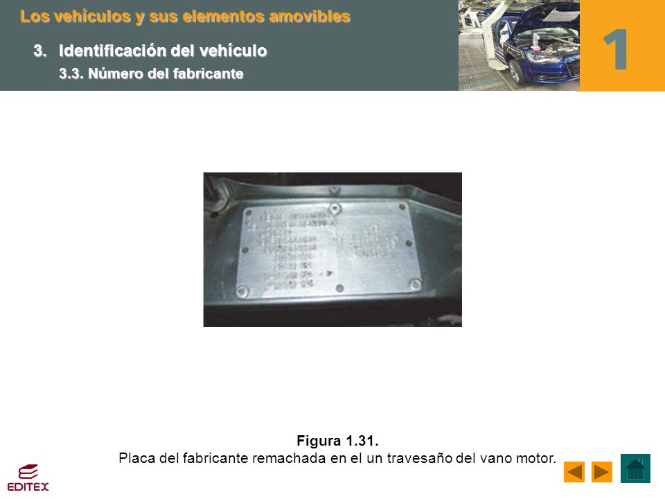 Placa del fabricante remachada en el un travesaño del vano motor.