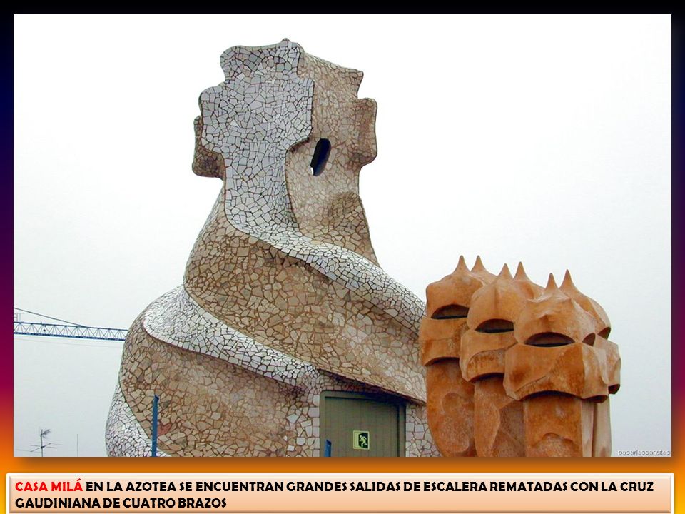 CASA MILÁ EN LA AZOTEA SE ENCUENTRAN GRANDES SALIDAS DE ESCALERA REMATADAS CON LA CRUZ GAUDINIANA DE CUATRO BRAZOS