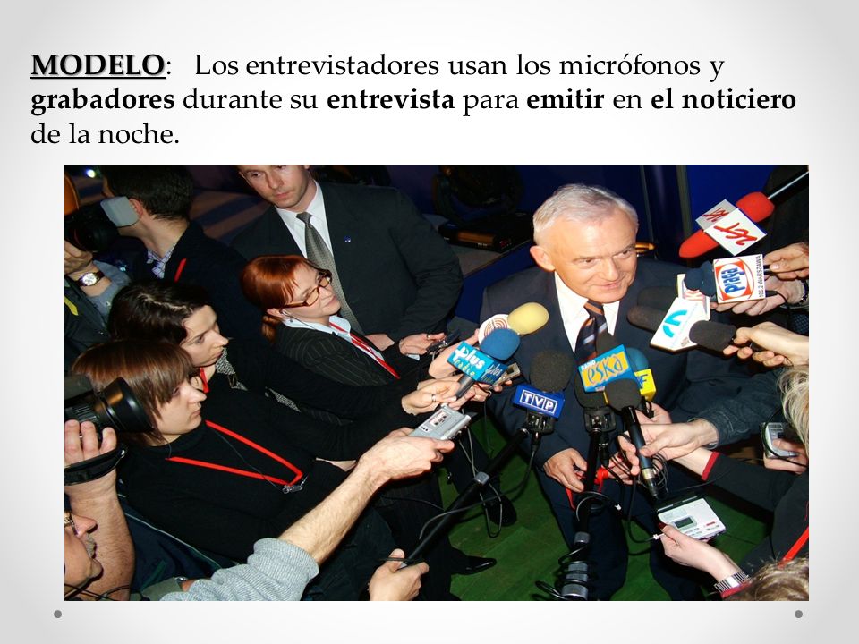 MODELO: Los entrevistadores usan los micrófonos y grabadores durante su entrevista para emitir en el noticiero de la noche.