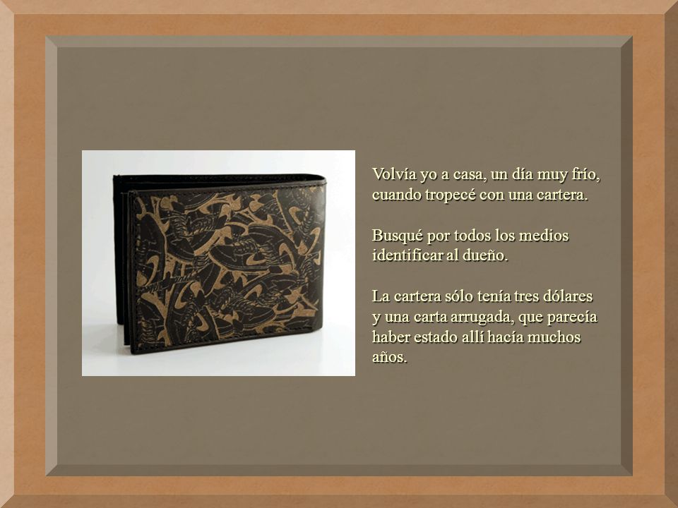 Volvía yo a casa, un día muy frío, cuando tropecé con una cartera.