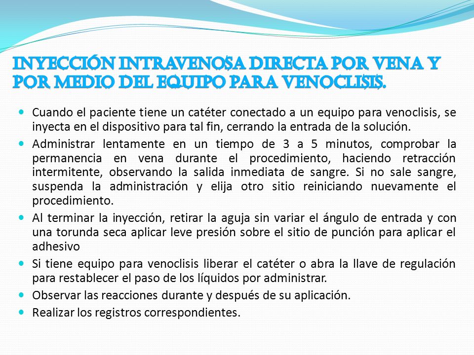 Inyección intravenosa directa por vena y por medio del equipo para venoclisis.