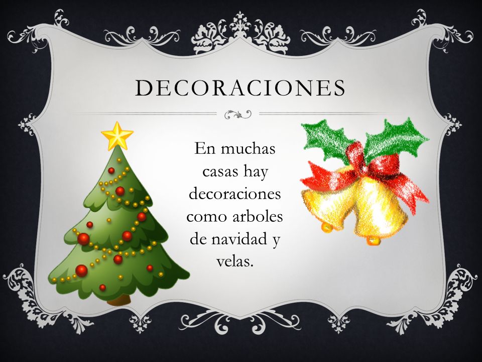 En muchas casas hay decoraciones como arboles de navidad y velas.