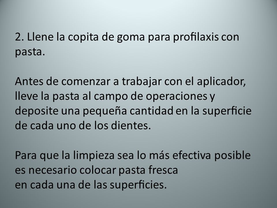 2. Llene la copita de goma para proﬁlaxis con pasta.