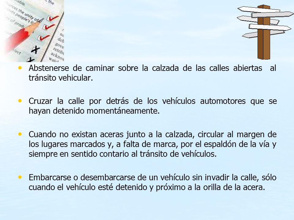 Abstenerse de caminar sobre la calzada de las calles abiertas al tránsito vehicular.