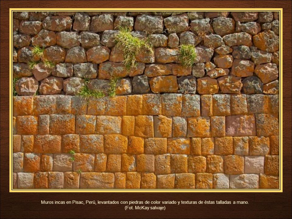 Muros incas en Pisac, Perú, levantados con piedras de color variado y texturas de éstas talladas a mano.