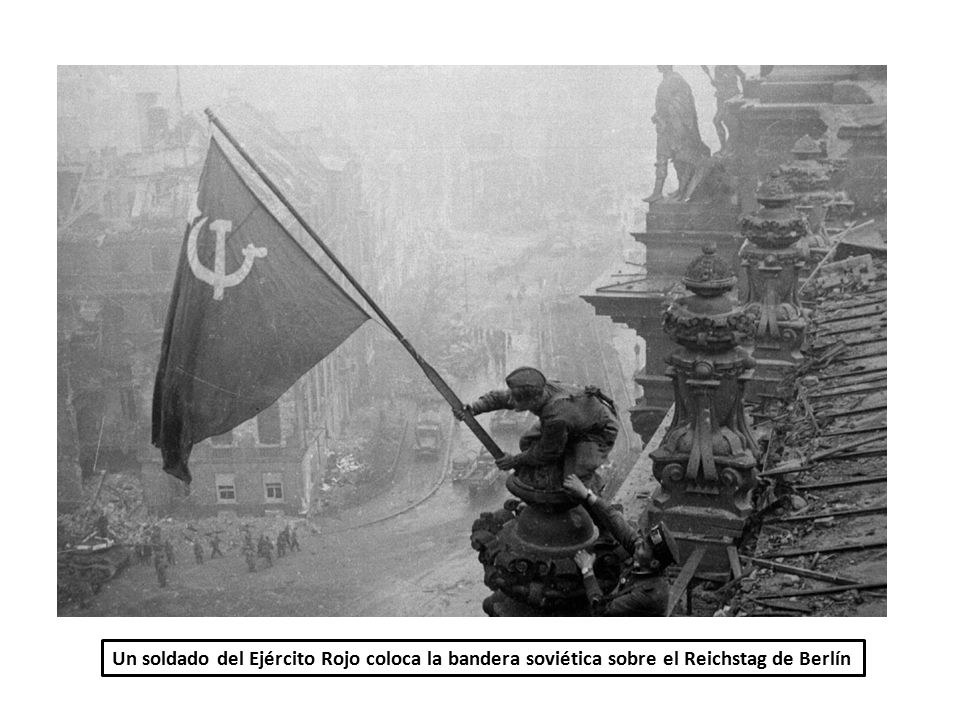 Un soldado del Ejército Rojo coloca la bandera soviética sobre el Reichstag de Berlín