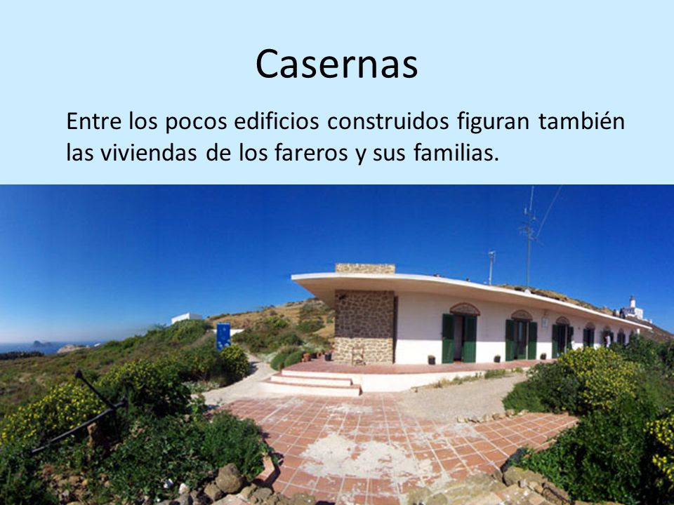 Casernas Entre los pocos edificios construidos figuran también las viviendas de los fareros y sus familias.