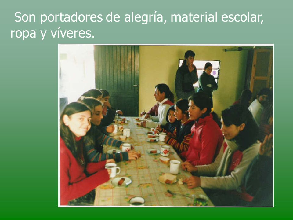 Son portadores de alegría, material escolar, ropa y víveres.