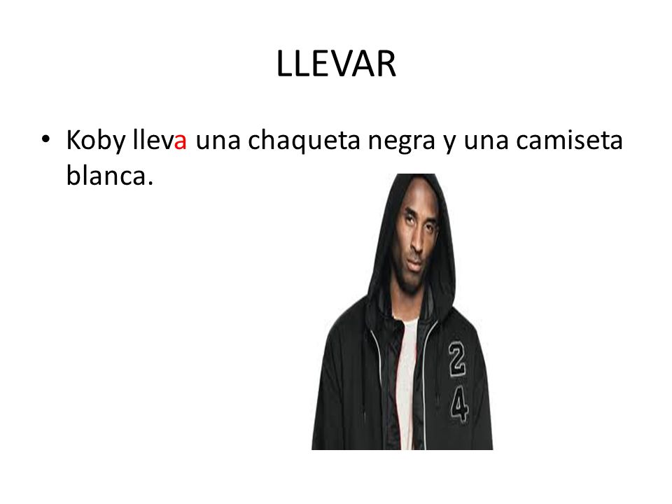 LLEVAR Koby lleva una chaqueta negra y una camiseta blanca.