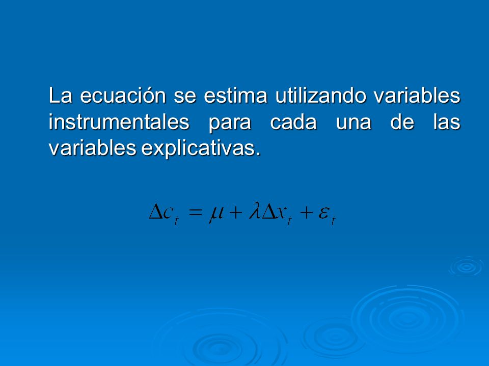La ecuación se estima utilizando variables instrumentales para cada una de las variables explicativas.