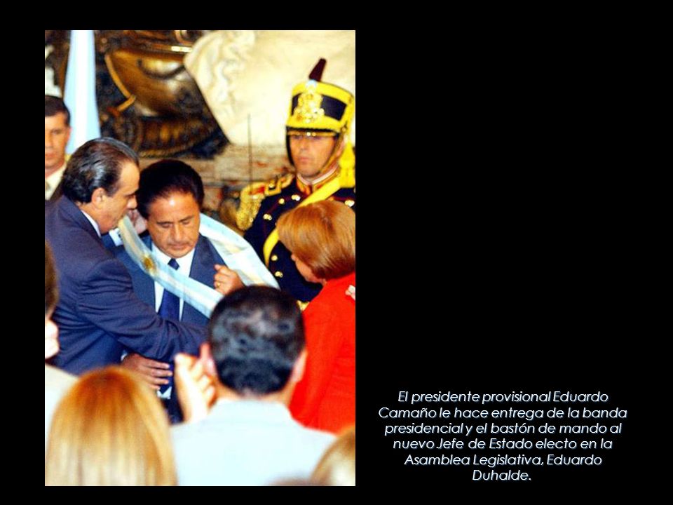 El presidente provisional Eduardo Camaño le hace entrega de la banda presidencial y el bastón de mando al nuevo Jefe de Estado electo en la Asamblea Legislativa, Eduardo Duhalde.