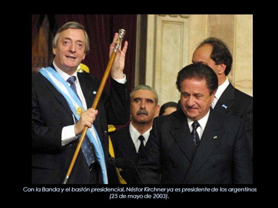 Con la Banda y el bastón presidencial, Néstor Kirchner ya es presidente de los argentinos (25 de mayo de 2003).