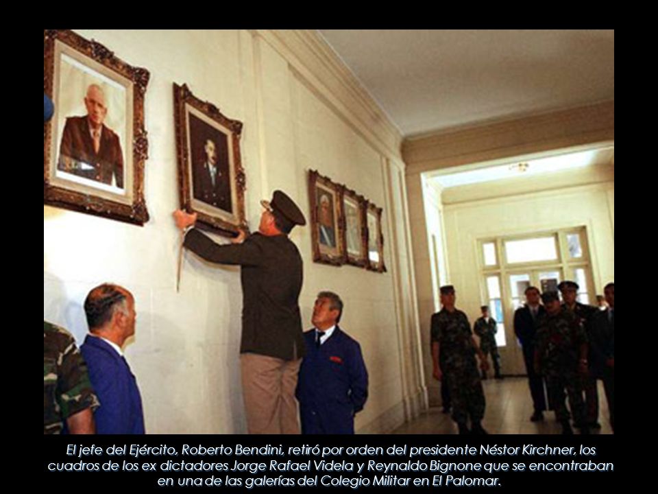 El jefe del Ejército, Roberto Bendini, retiró por orden del presidente Néstor Kirchner, los cuadros de los ex dictadores Jorge Rafael Videla y Reynaldo Bignone que se encontraban en una de las galerías del Colegio Militar en El Palomar.