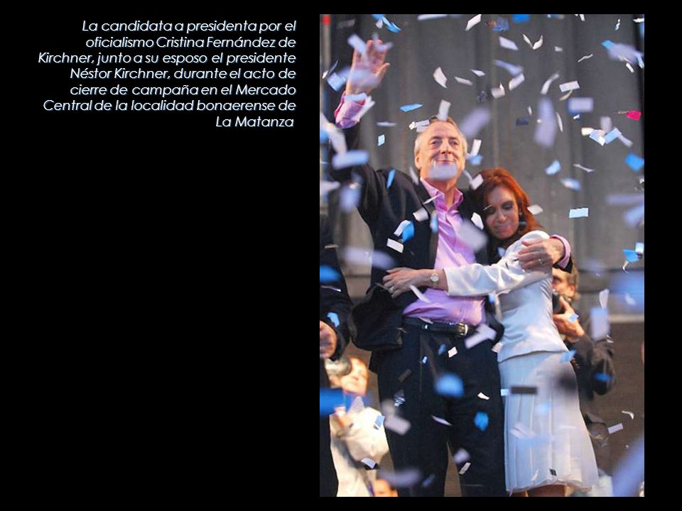 La candidata a presidenta por el oficialismo Cristina Fernández de Kirchner, junto a su esposo el presidente Néstor Kirchner, durante el acto de cierre de campaña en el Mercado Central de la localidad bonaerense de La Matanza