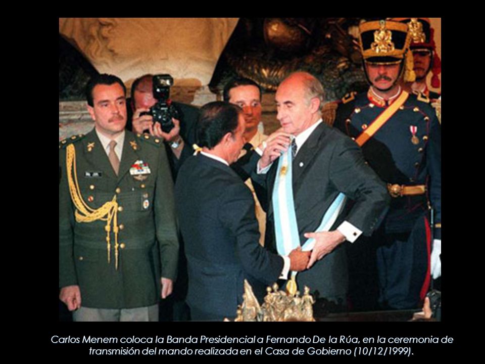 Carlos Menem coloca la Banda Presidencial a Fernando De la Rúa, en la ceremonia de transmisión del mando realizada en el Casa de Gobierno (10/12/1999).