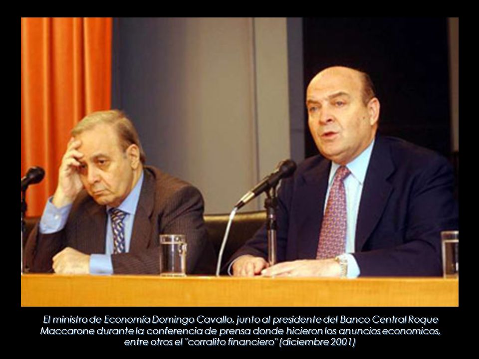 El ministro de Economía Domingo Cavallo, junto al presidente del Banco Central Roque Maccarone durante la conferencia de prensa donde hicieron los anuncios economicos, entre otros el corralito financiero (diciembre 2001)