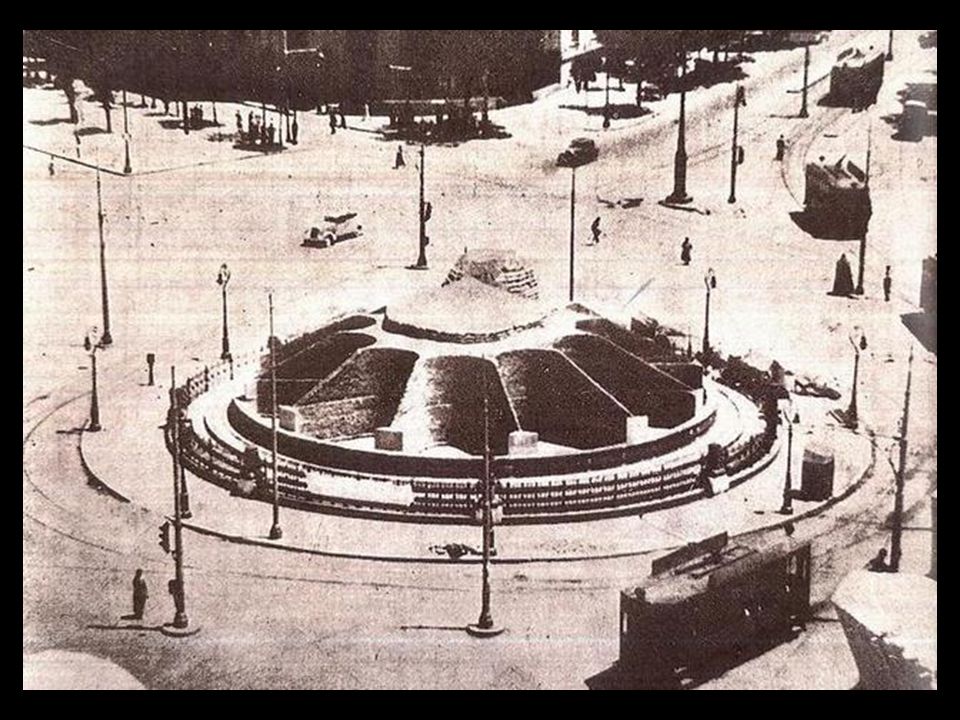 La calle Alcalá, el edificio de Correos y la fuente de la Cibeles, que aparece tapada para protegerla durante la guerra civil, entre los años 1936 y 1939