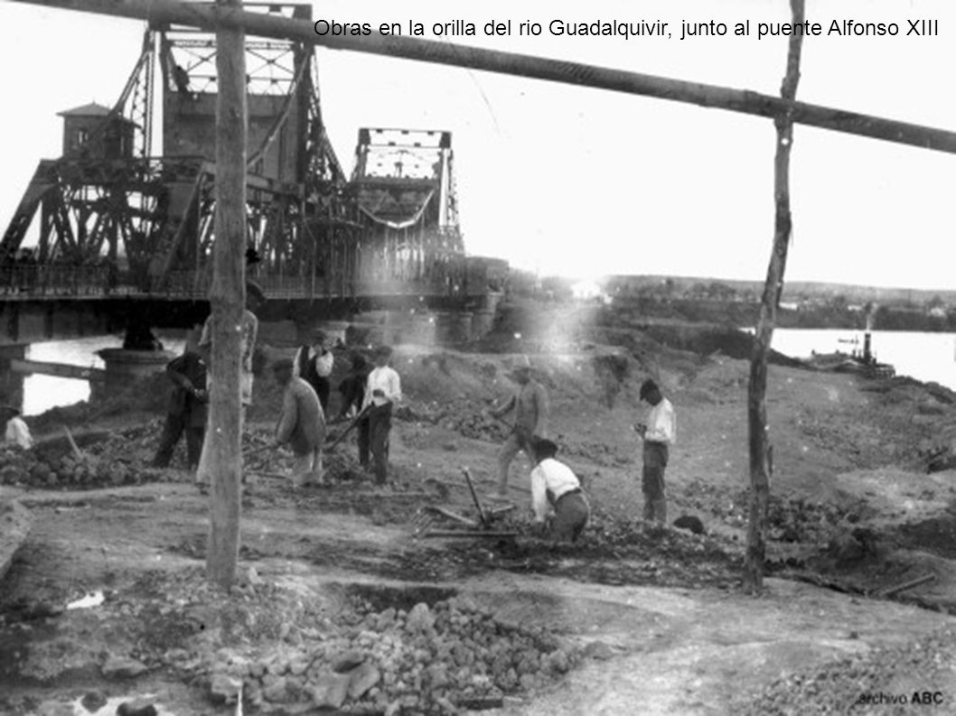 Obras en la orilla del rio Guadalquivir, junto al puente Alfonso XIII