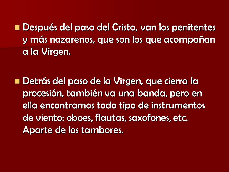 Después del paso del Cristo, van los penitentes y más nazarenos, que son los que acompañan a la Virgen.